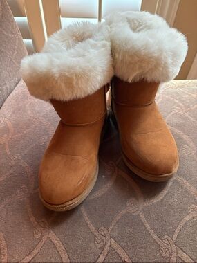 Juicy Couture Tan Suede Winter Boots with White Fur Cuff